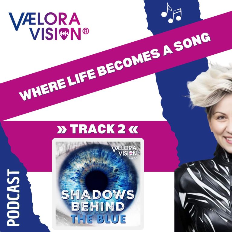 Podcast-Cover zum Song "Shadows behind the Blue" von VAELORA VISION® Podcast-Ankündigung mit dem Titel „Shadows Behind the Blue“ und einer Künstlerin.